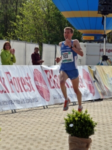 Julian Flügel läuft bei der Halbmarathon DM 2014 in Freiburg zu Silber.